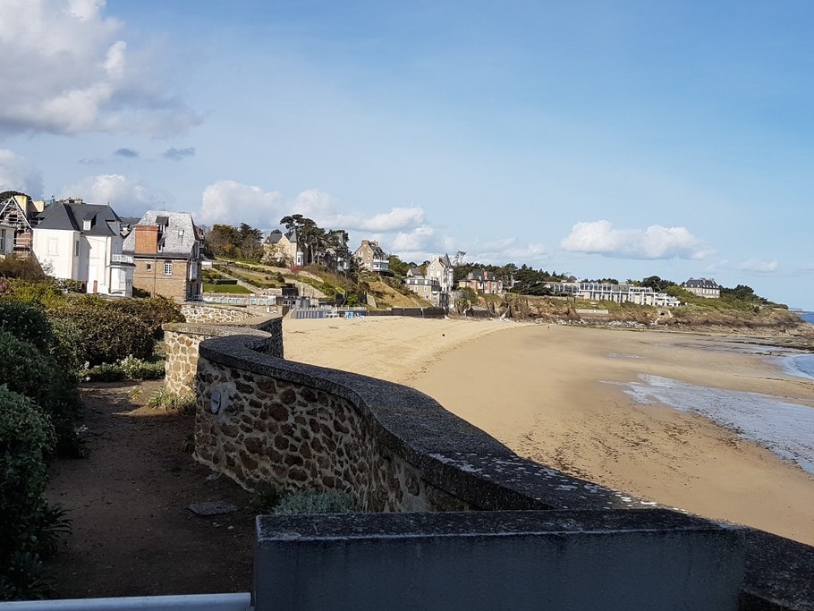 L'accès à la plage de Saint-Enogat par le chemin privé de la résidence - Appartement "Au pied des Vagues" à Saint-Enogat