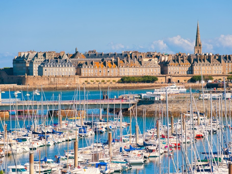 Nous nous tiendrons à votre disposition tout au long de votre séjour pour vous conseiller sur les incontournables mais aussi, pour vous indiquer nos coups de cœur touristiques.