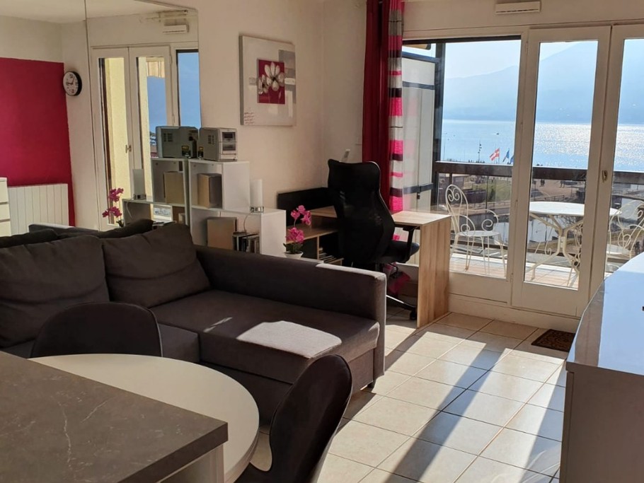 bureau devant le lac