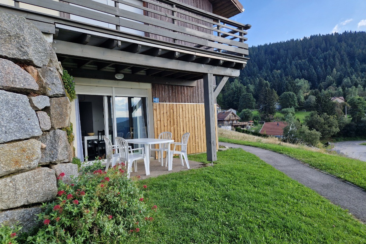 Terrasse avec salon de jardin - Appartement Gérardmer