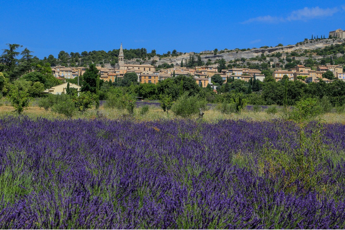 Vue sur le village de Saint Saturnin les Apt Crédit A.Hocquel/VPA