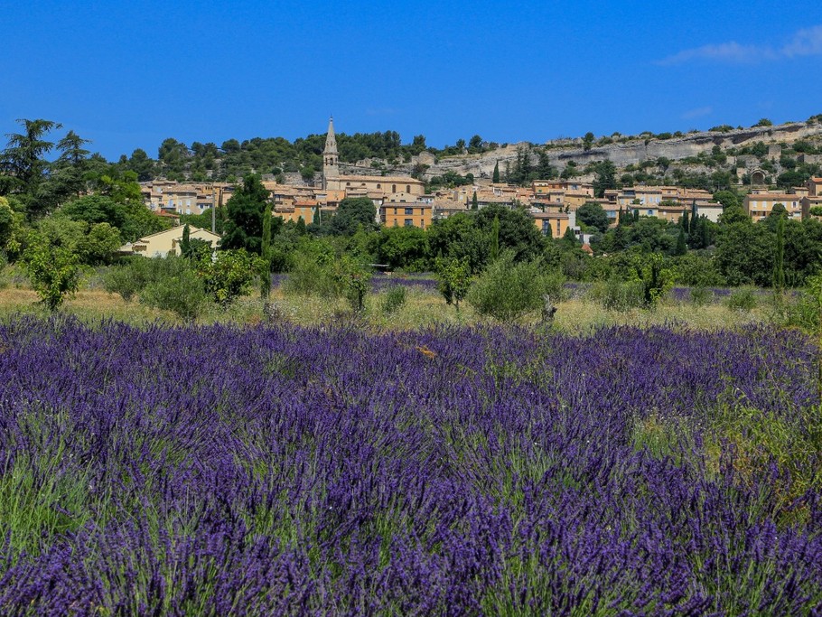 Vue sur le village de Saint Saturnin les Apt Crédit A.Hocquel/VPA