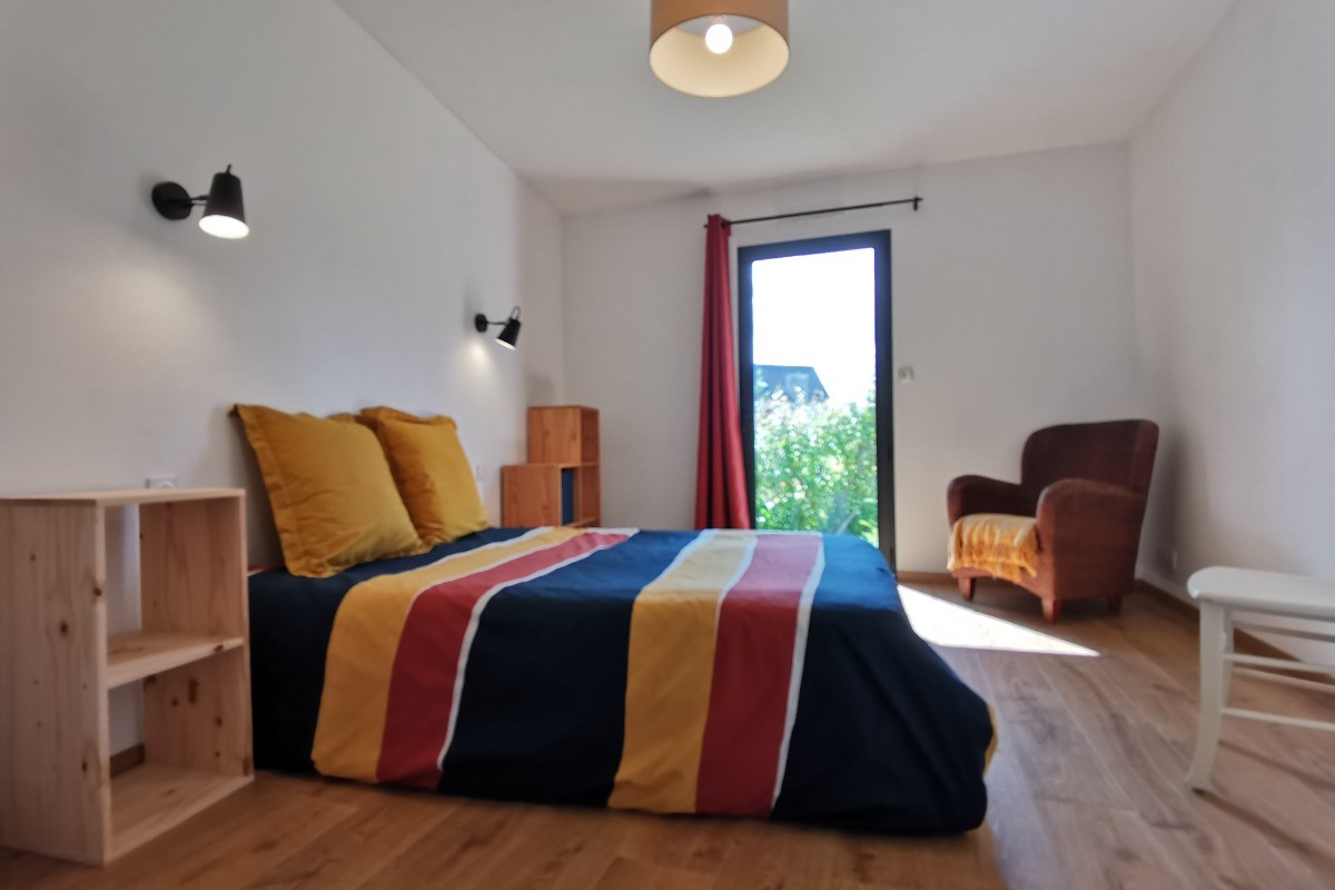 Chambre 2 avec lit 140 et accès au jardin