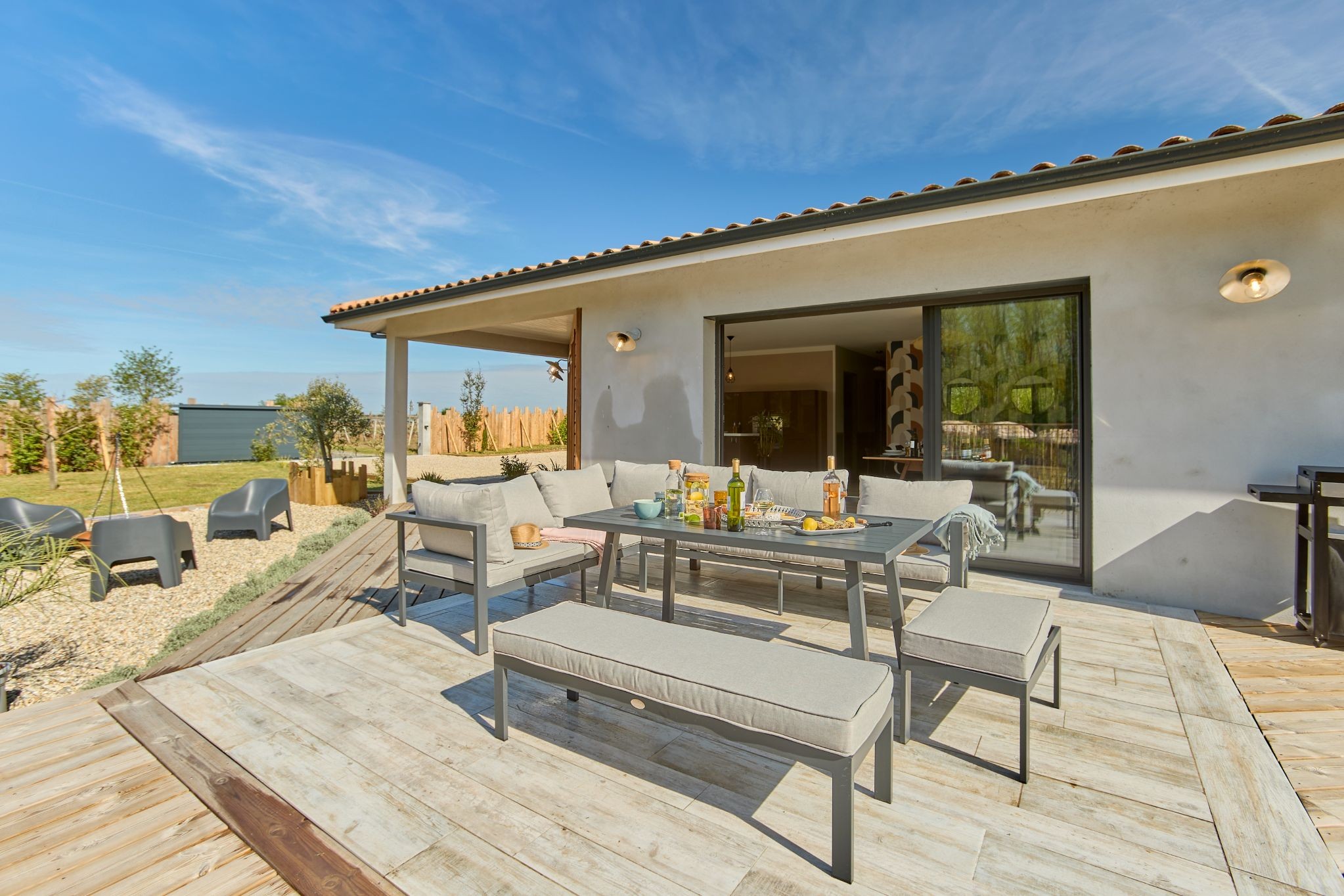 Le Domaine des Sables classé 4 étoiles avec sa terrasse et sa piscine chauffée et sécurisée, à Cérons, Gironde au milieu des vignobles