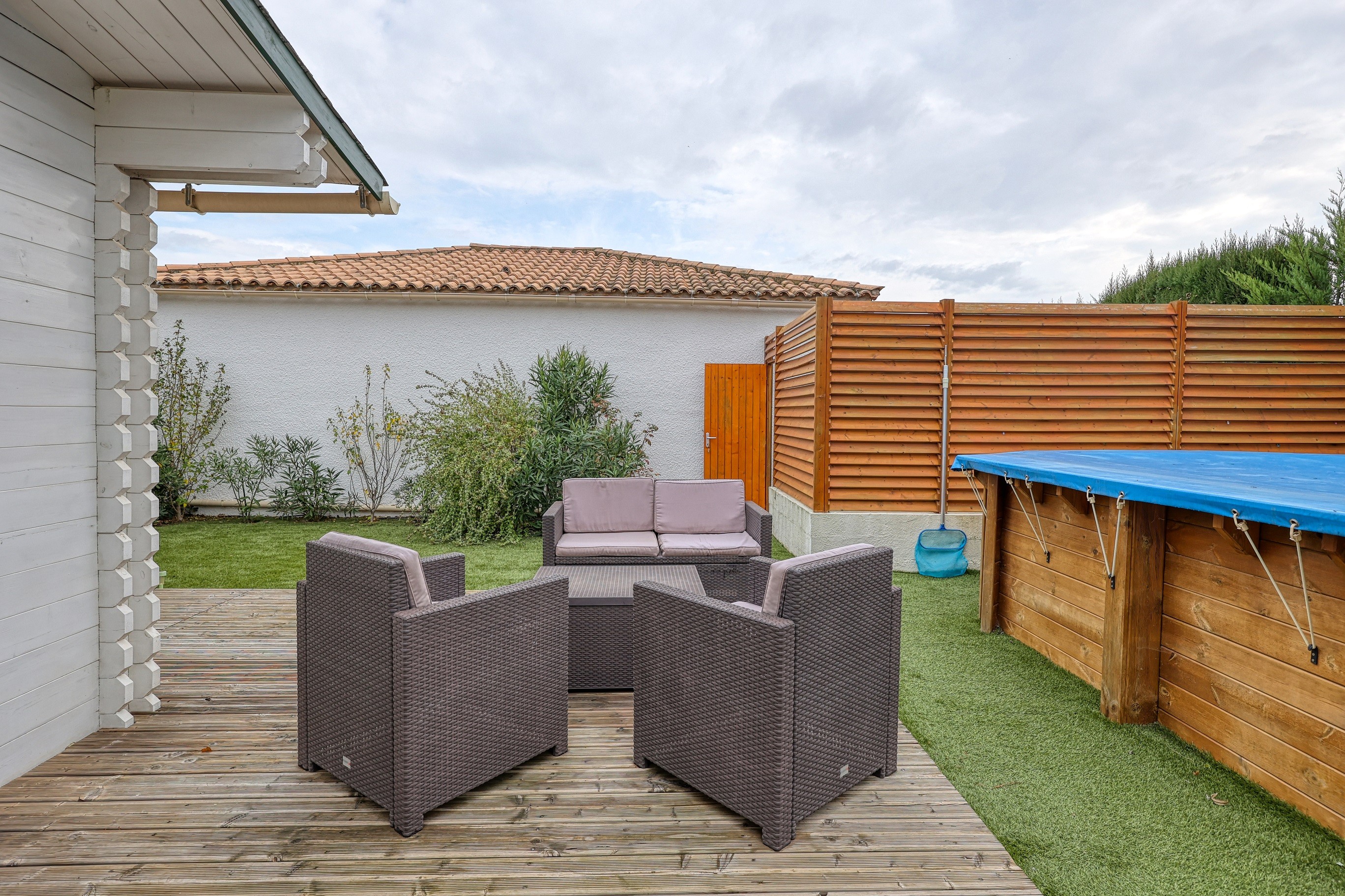 Terrasse extérieure avec barbecue dans un gîte en location saisonnière