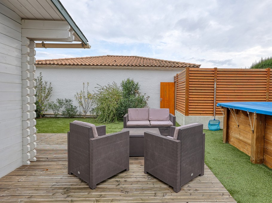 Terrasse extérieure avec barbecue dans un gîte en location saisonnière