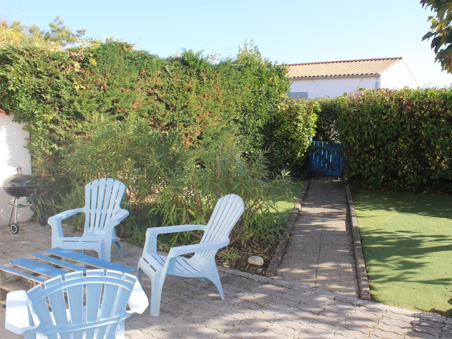 Terrasse de la maison 151 à Dolus d'Oléron, avec salon de jardin et barbecue