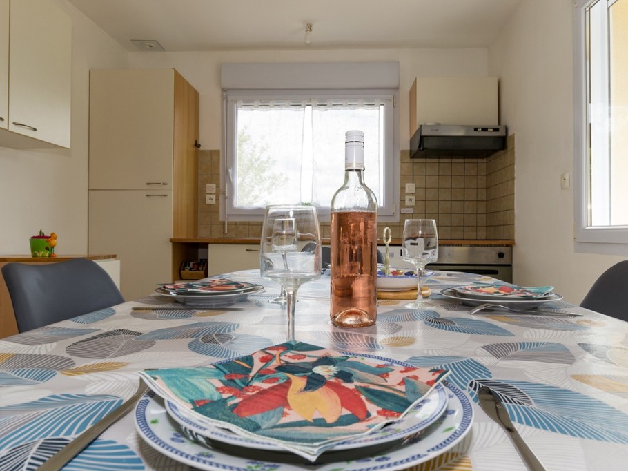 grande table pour partager les repas ou préparer les découvertes de la journée