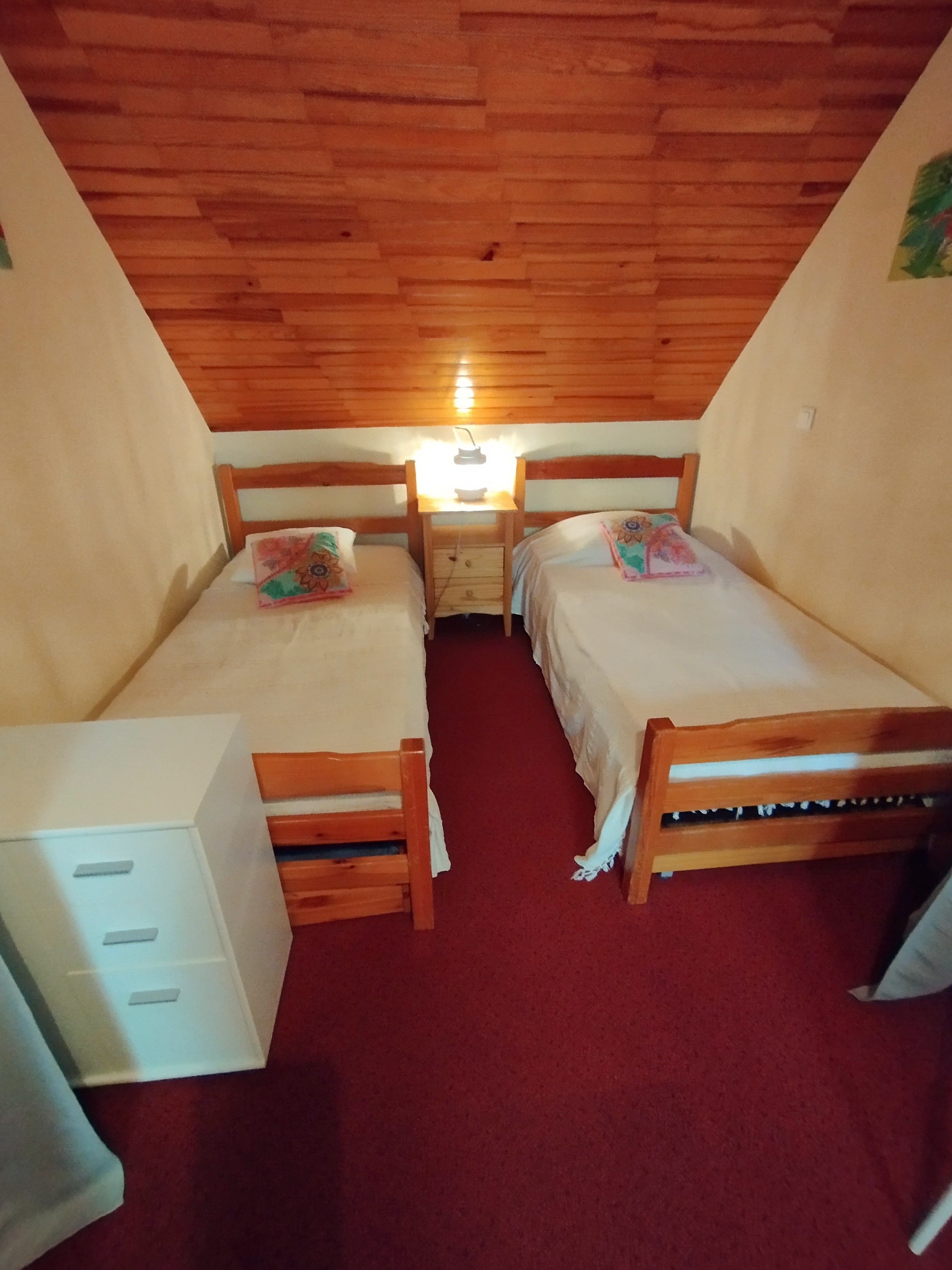 bedroom 2 (twin beds)