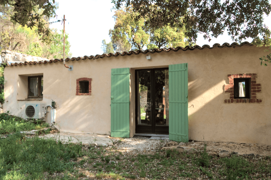 Arrière du meublé, entrée