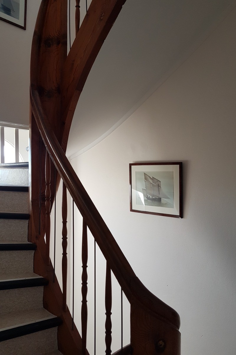 Escalier en bois menant au 1er étage.