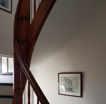 Escalier en bois menant au 1er étage.