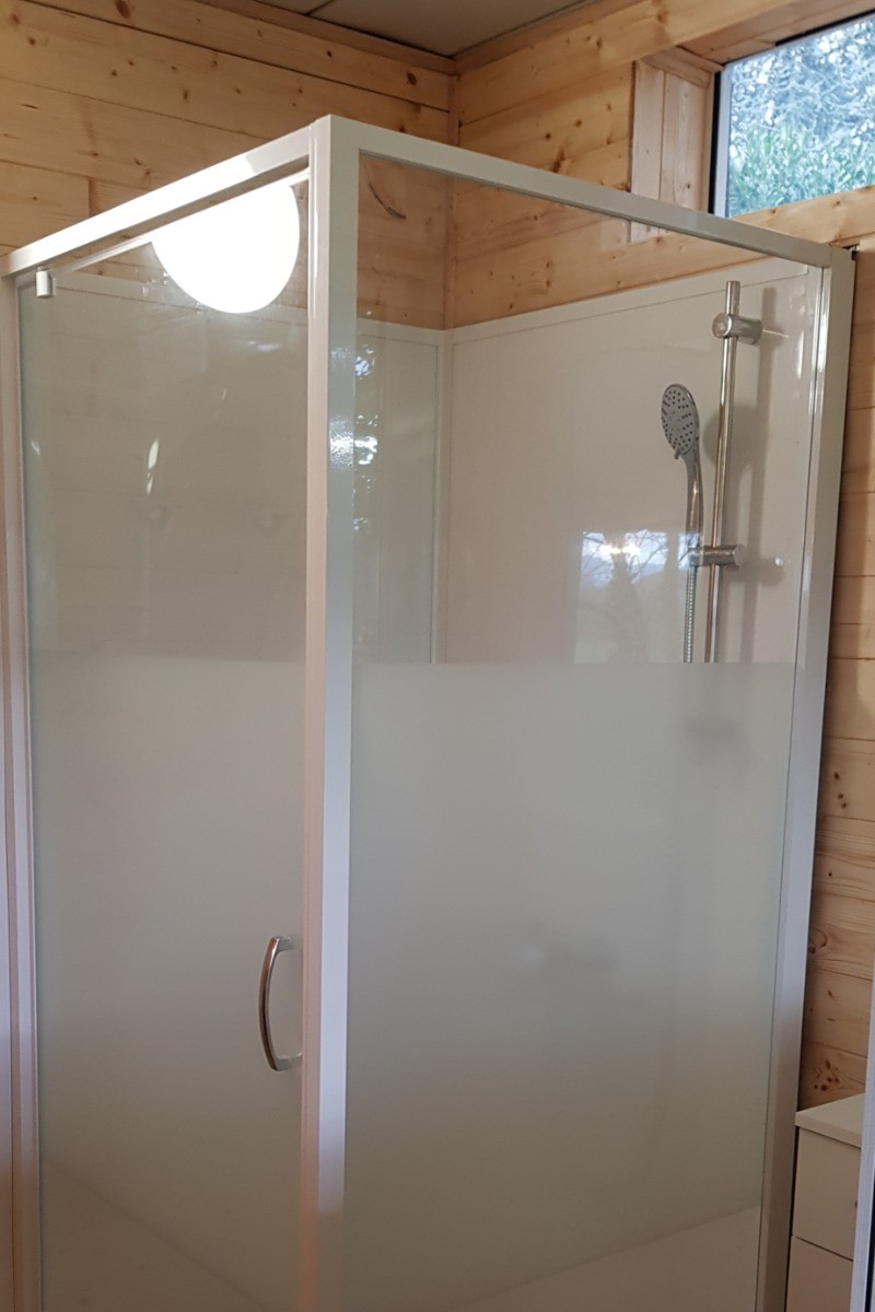 Cabine douche dans salle d'eau.