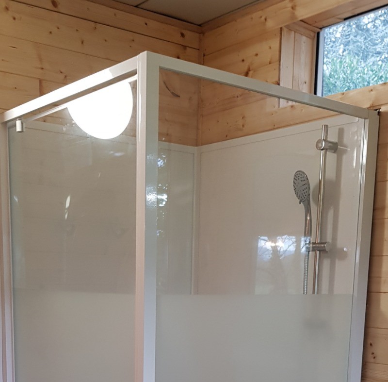 Cabine douche dans salle d'eau.