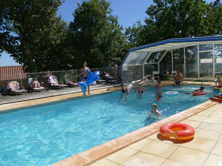 Espace piscine Village de Gîtes Les Collines d'Eyvigues 24580 Salignac Eyvigues Clévacances
