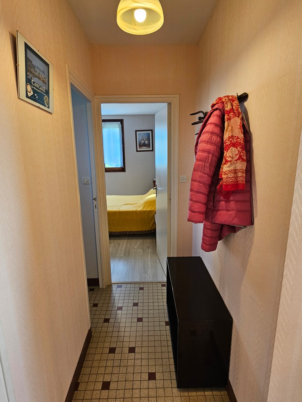 Couloir menant aux chambres, salle de bain et WC