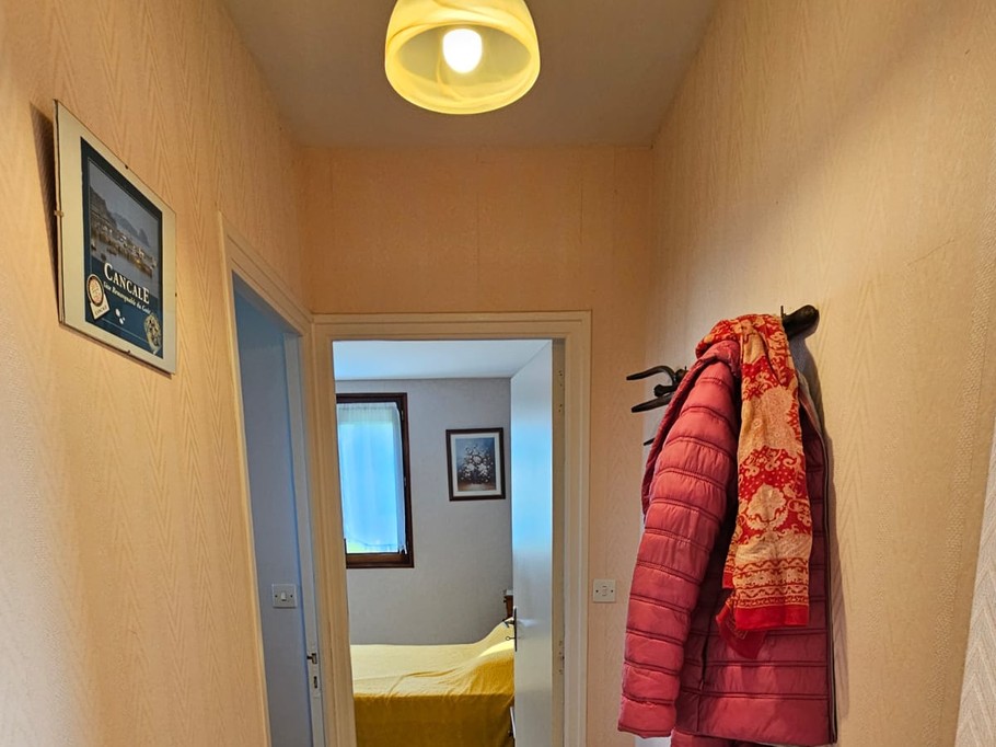 Couloir menant aux chambres, salle de bain et WC