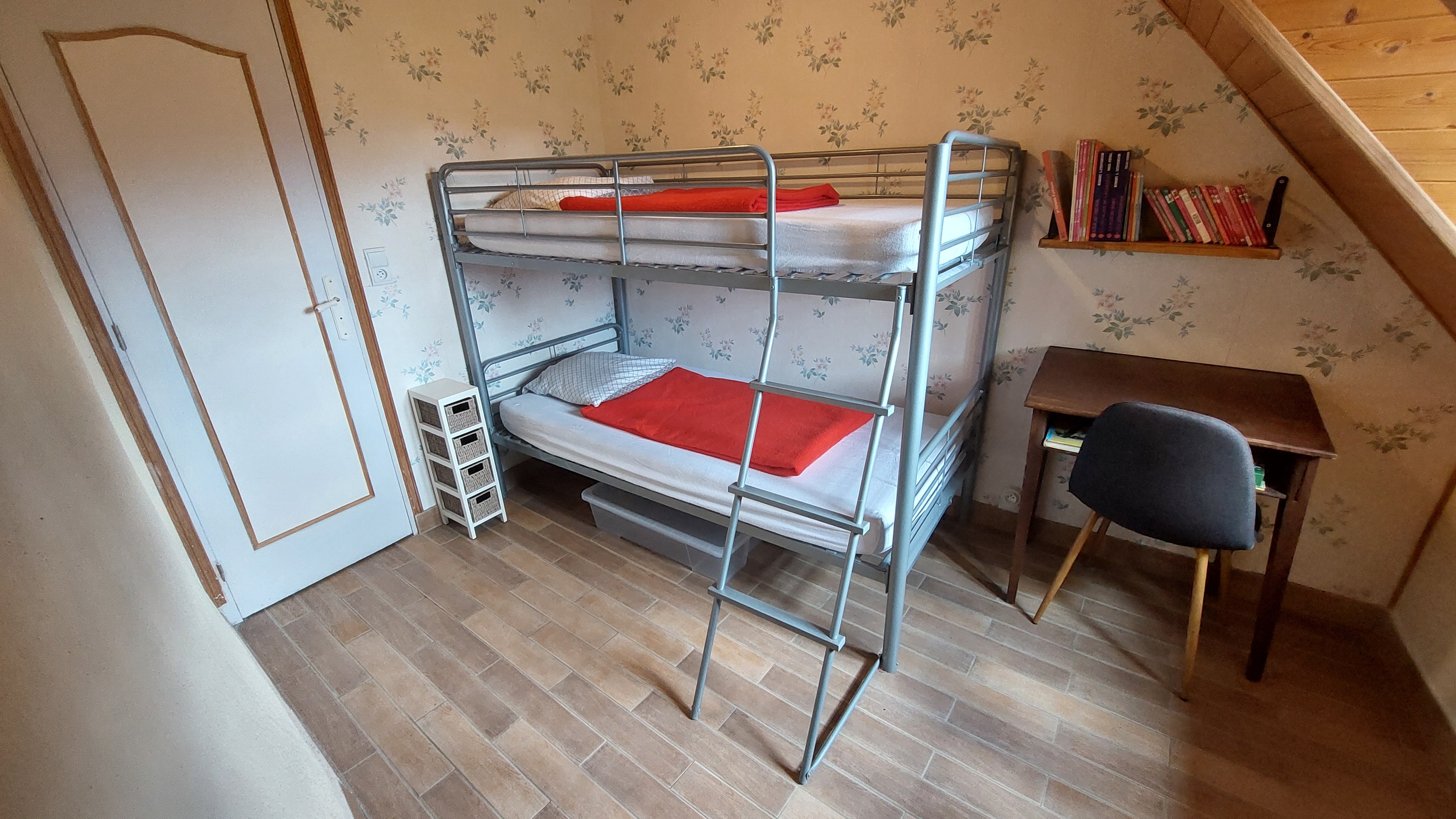 Children's bedroom with bunk beds in family gîte
