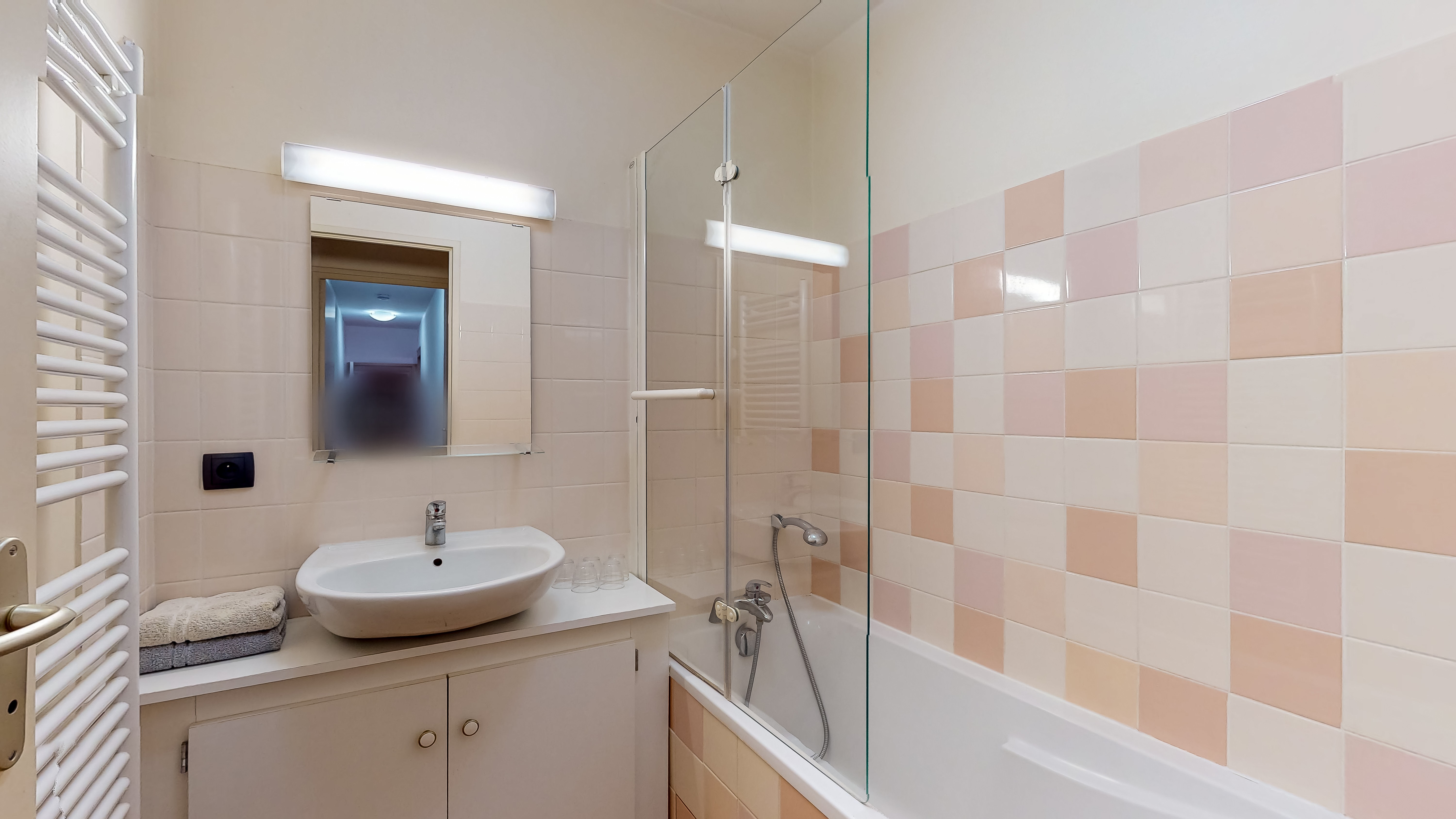 salle de bain commune rose et dahlia