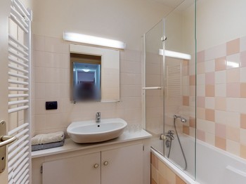 salle de bain commune rose et dahlia