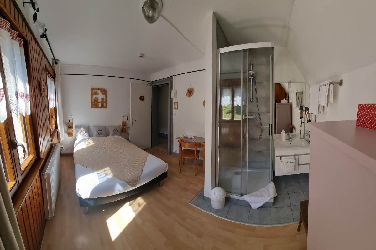 chambre bretzel avec douche et lavabo ouvert sur la chambre