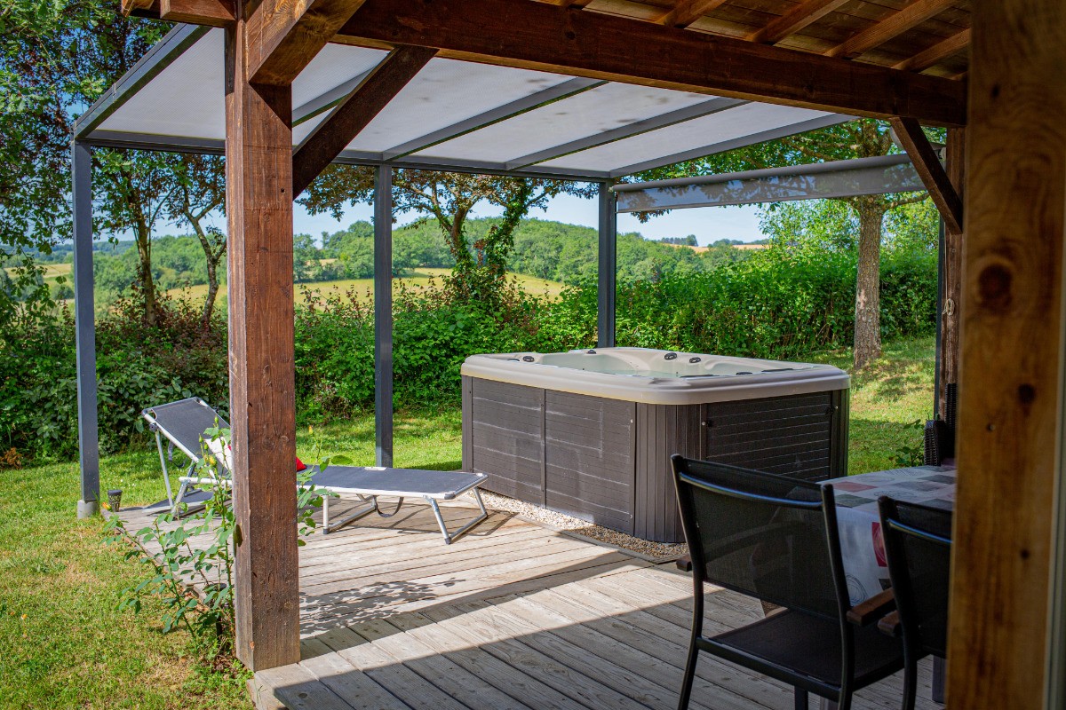 Chalet Cèdre : profitez du confort d'un spa jacuzzi rien que pour vous !