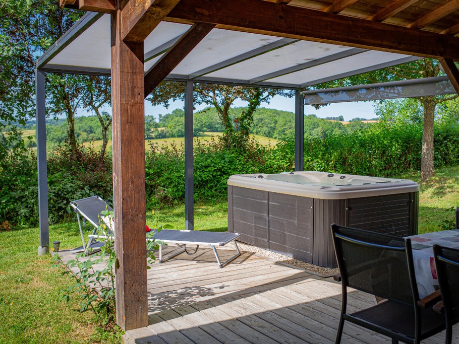 Chalet Cèdre : profitez du confort d'un spa jacuzzi rien que pour vous !