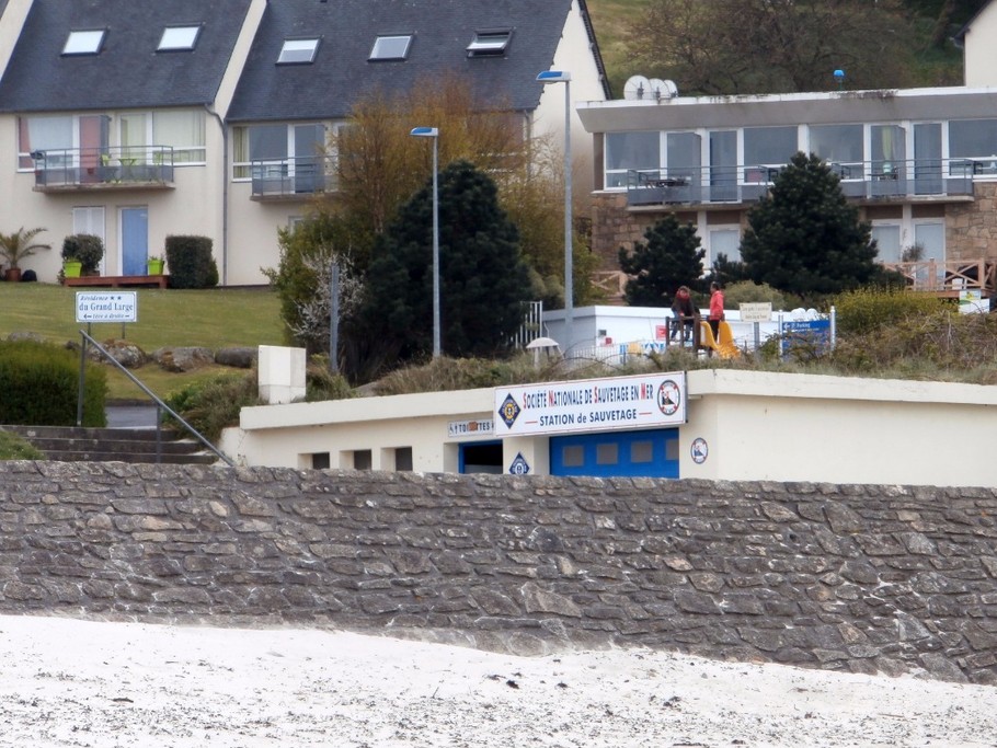 the duplex seen from the beach 50 metres away