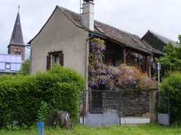 La maison La Fenial depuis la prairie.