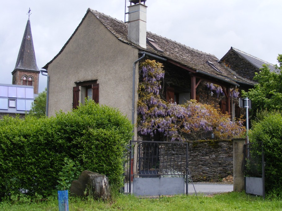 La maison La Fenial depuis la prairie.
