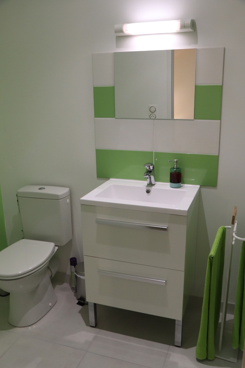 Vasque sur meuble dans la chambre