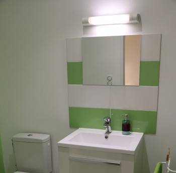Vasque sur meuble dans la chambre