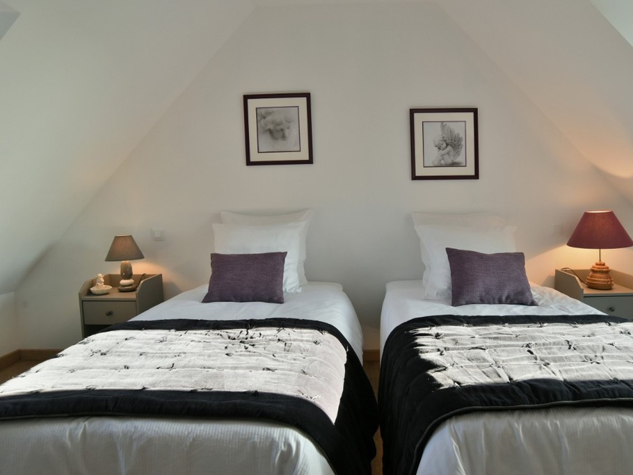 1 chambre mansardée pour 2 personnes au 2nd étage (avec deux lits individuels très confort 100x200 cm). Salle d'eau, WC séparés et coin bureau au même étage.