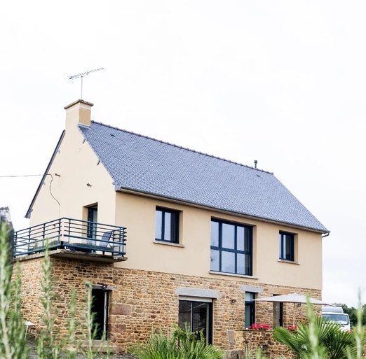 Le gîte Amandine se trouve à l'étage d'une maison proposant 2 gîtes. Accès indépendant par l'escalier extérieur.