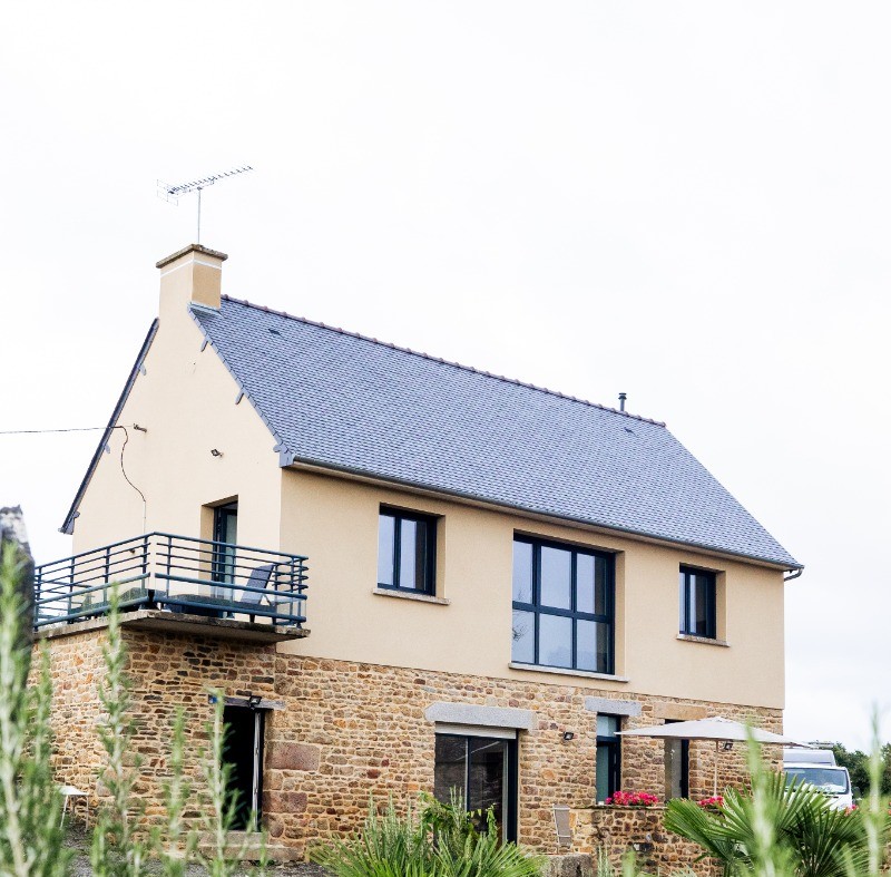 Le gîte Amandine se trouve à l'étage d'une maison proposant 2 gîtes. Accès indépendant par l'escalier extérieur.