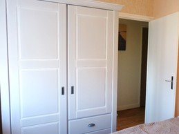 Chambre indépendante pour 2 personnes (it 140 cm) avec rangements et penderie.