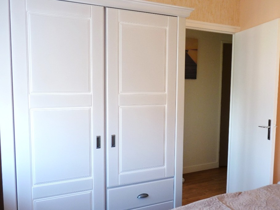 Chambre indépendante pour 2 personnes (it 140 cm) avec rangements et penderie.