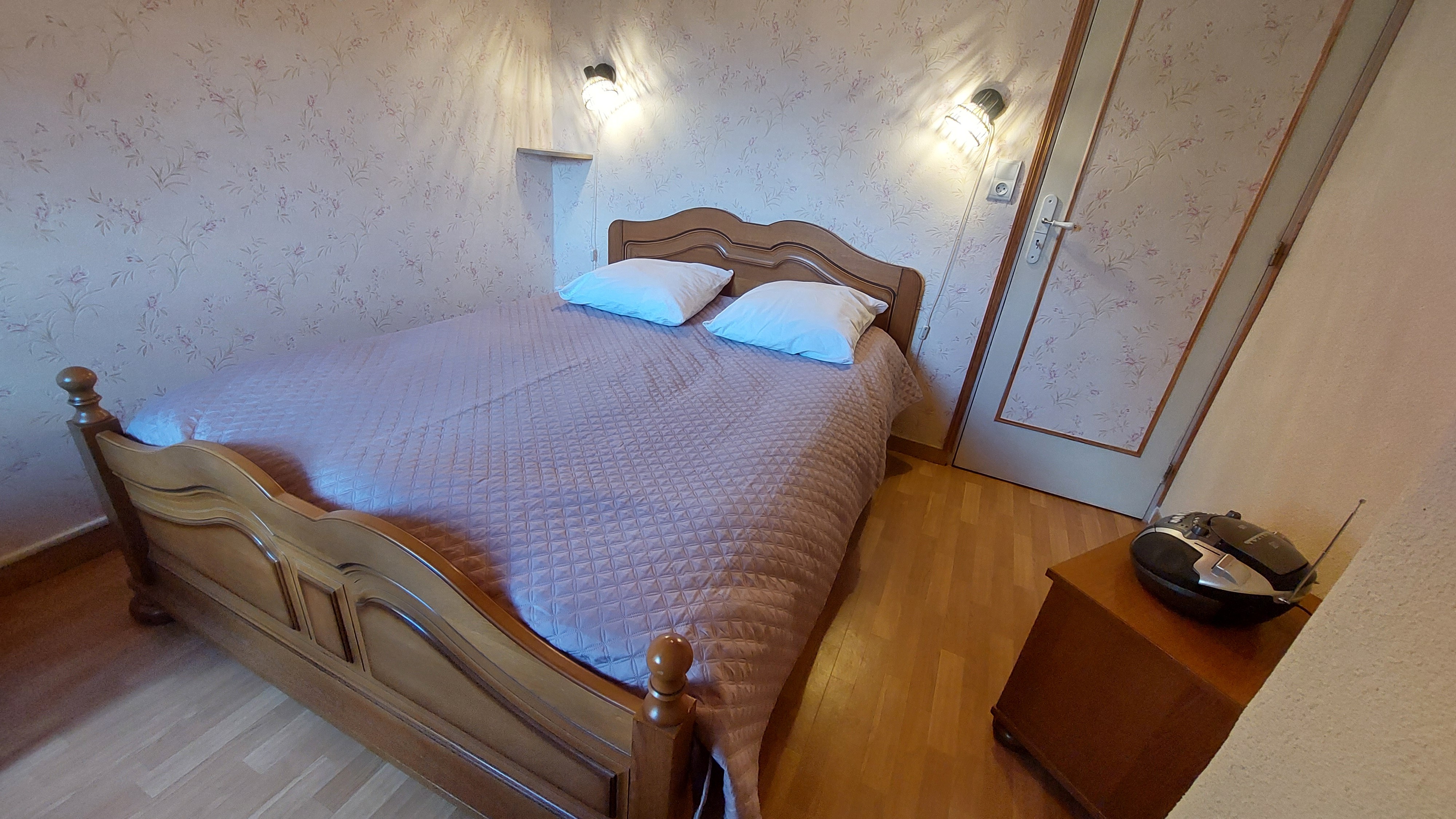 Double room with wooden bed and cosy atmosphere
