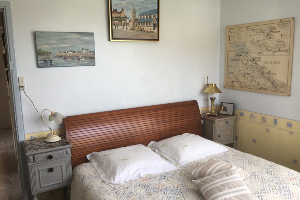 chambre côté rue, au rez de chaussée