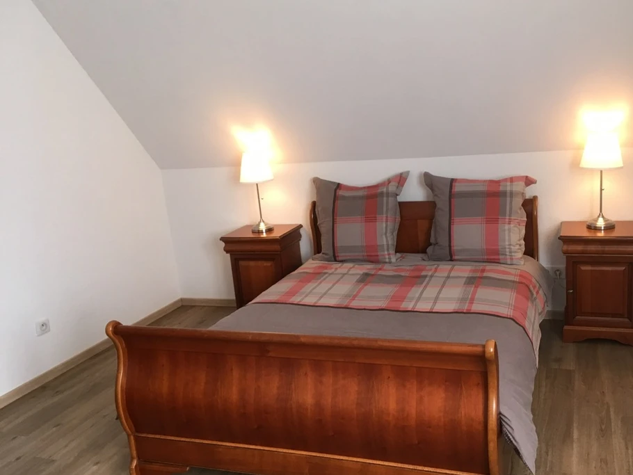 Chambre 3 lit double, lit bébé et coin salon