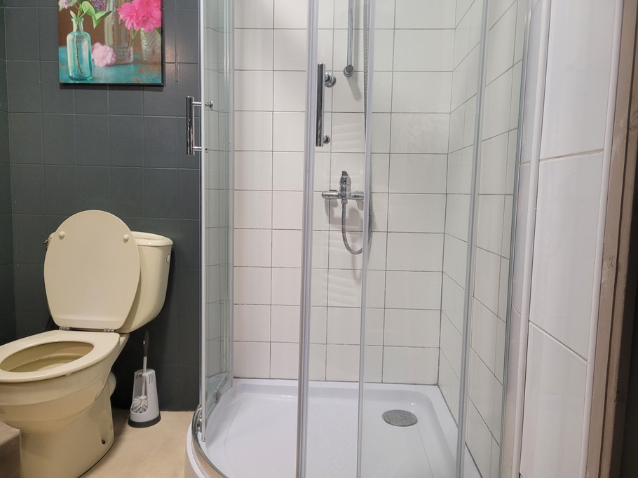 Le Goaster, Ferme de Kerloury, Gîte Tulipe, 2-4 personnes, la salle d'eau avec douche lavabo et WC attenant à la chambre de l'étage