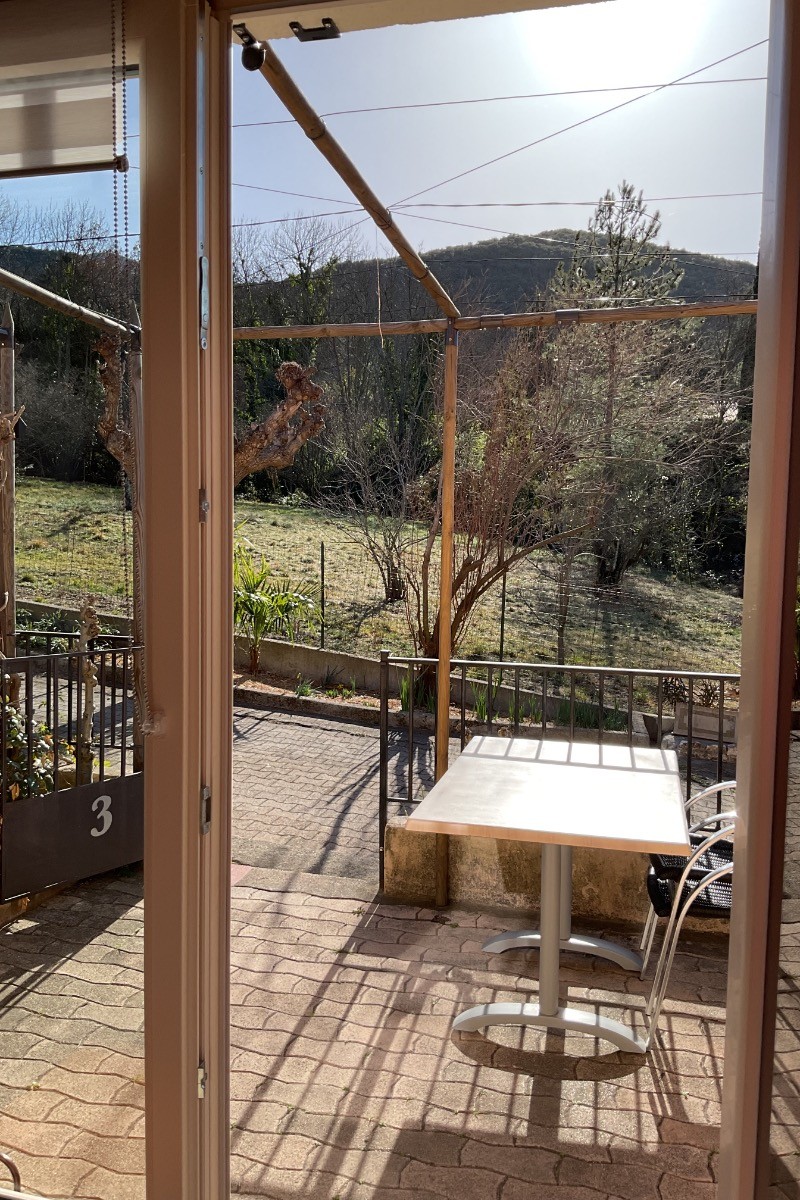 Vue devant le gîte sur la terrasse