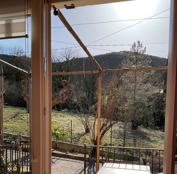 Vue devant le gîte sur la terrasse