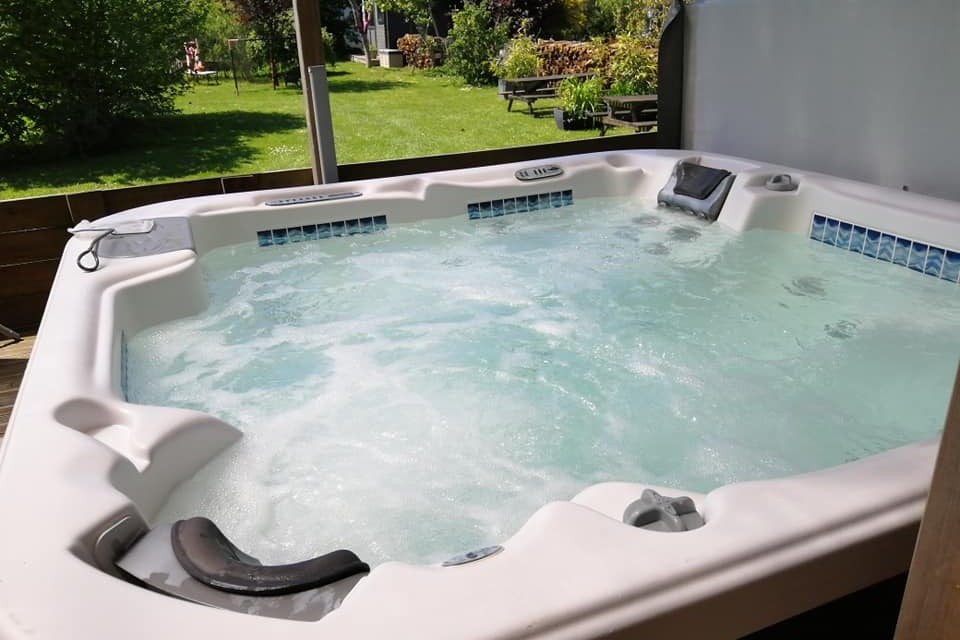 SPA chauffé toute l'année, à l'abrit vue sur le parc
