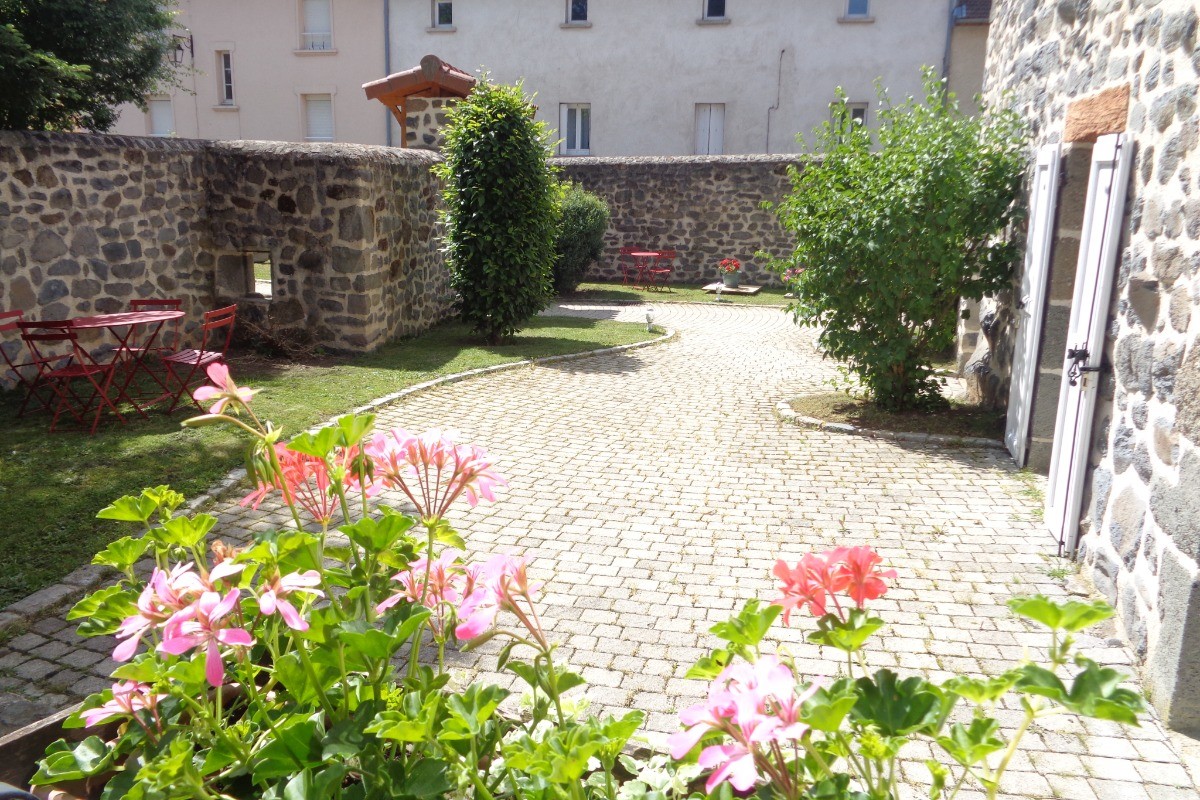la cour devant gite