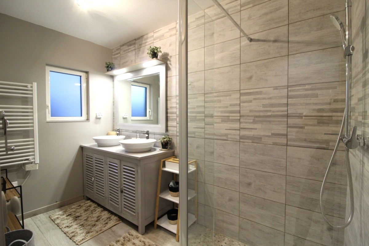 Gîte Le Marana Saint Léonard - Salle d'eau avec douche italienne