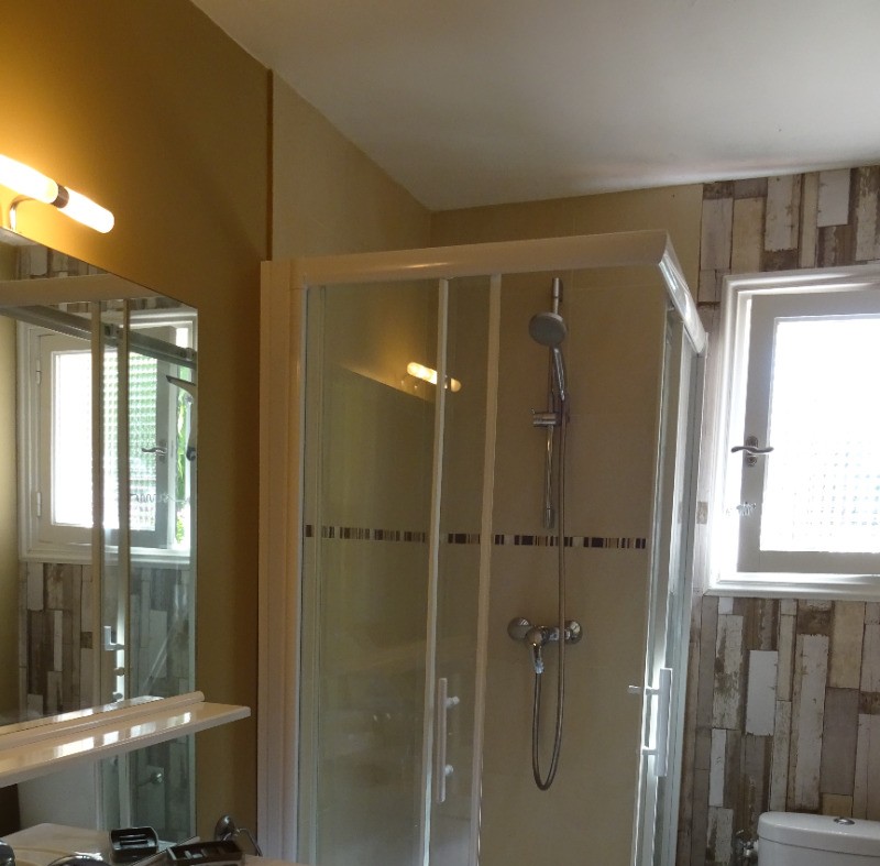 la salle d"eau, wc et fenêtre