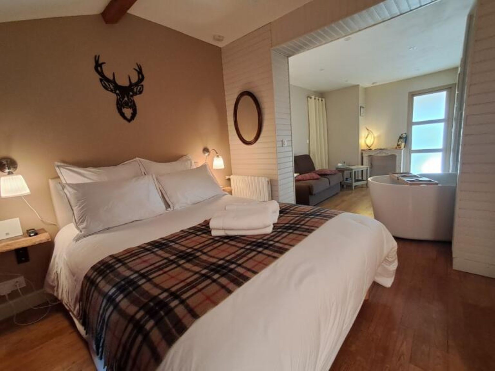 La chambre ouverte sur le salon 