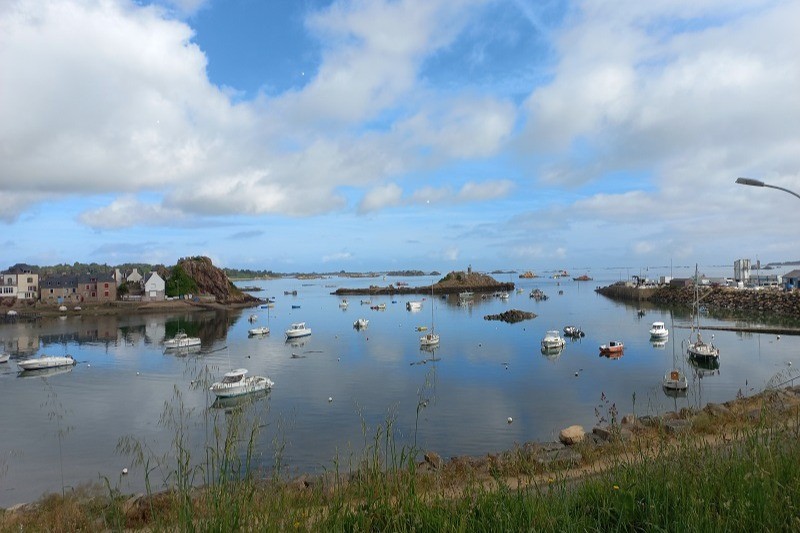 Clévacances - VILLA POUR 6 PERSONNES - VUE MER  - 5 MINUTES D'UN SITE MAGNIFIQUE - LANMODEZ
