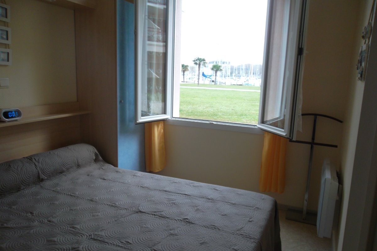 chambre avec vue sur le bassin de plaisance